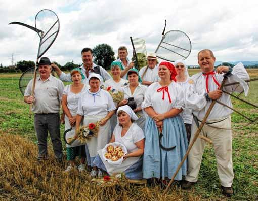 Spolkový tým labutí se představuje Skupinka na akci Žně našich dědů v Pravčicích roku 2014 po celé Moravě spolupracovníci v sezóně podávají situační zprávy z porostů o vývoji počasí a výskytu