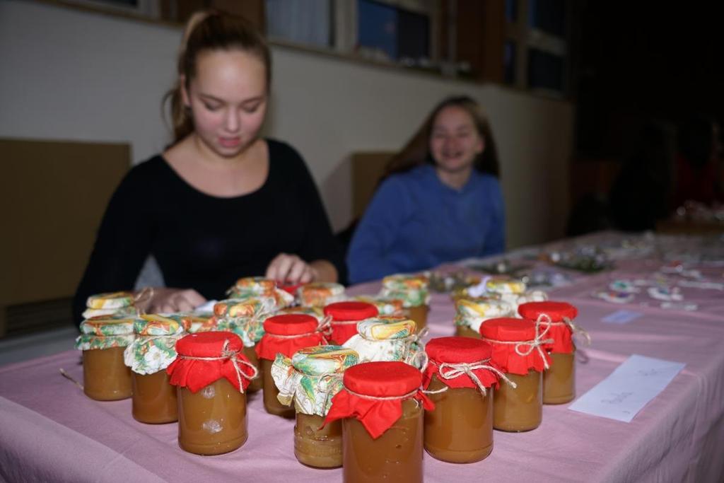 Vánoční dílny Blíží se nejkrásnější svátky v roce Vánoce. Každý rok se na naší škole konají Vánoční dílny. Žáci společně s učiteli si vyzdobí třídy a připraví vánoční poštu. Letos se konaly dne 20.