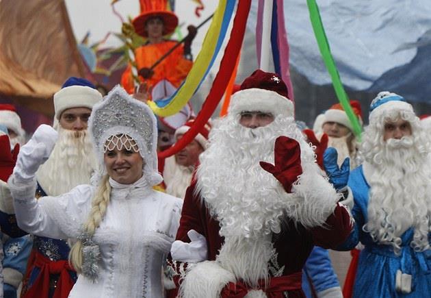 Vánoce v Rusku se slaví dvakrát Štědrý den je v Rusku obyčejným pracovním dnem. V této zemi se Vánoce slaví dvěma způsoby. Buďto se slaví pravoslavné vánoce, které připadají na 6. a 7.