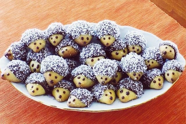 Ježci na vánočním stole K Vánocům nepatří jen dárky, sníh a kapr, ale patří k nim neodmyslitelně i cukroví. A proto jsme se dnes rozhodli, že vám dáme na jedno cukroví tip.
