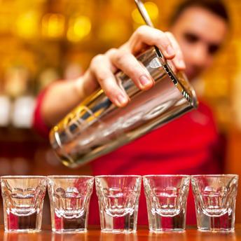 Barman Charakteristika Barman zodpovedá za prípravu nápojov, ich správnu prezentáciu, servírovanie, skladovanie a podobne.