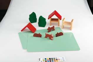 Obsah: 18 karet s úkoly (19 x 13 cm), 10 dřevěných elementů (2 stojící psi, 2 ležící psi, 2 červené střechy, 2 stromy, 2 konstrukce psí boudy), 2 hrací plochy (32 x 22 cm), 6 plastových podstavců.