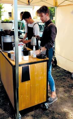 Dlouhá i krátká trasa byly letos upraveny tak, aby cyklisté na úvod závodu kroužili kolem fotbalového hřiště, aby z toho diváci také něco měli.