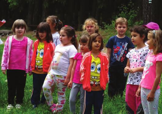 vystoupení předaly maminkám šperky i dárkové taštičky, které samy vyrobily. Naši nejstarší předškoláci měli pro maminky přichystanou trochu netradiční oslavu. Vypravili se společně k lesu.