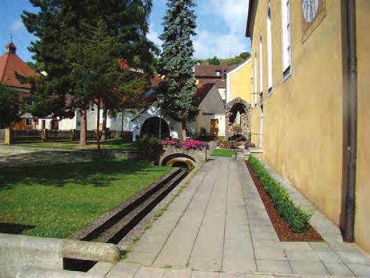Při další hře Na šáteček mělo každé dítě možnost dát právě té svojí nejlepší a jediné mamince velikou pusu. Děti pásmem říkanek i dárkem ve formě kytičky vypěstované ze semínka potěšily maminky.