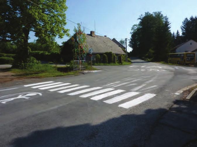Pachatelé jsou zachyceni na kamerovém systému a budou se z tohoto činu zodpovídat. očekává v dopoledních hodinách ze směru od Smolárny přes náves, okolo OÚ směr kasárna.