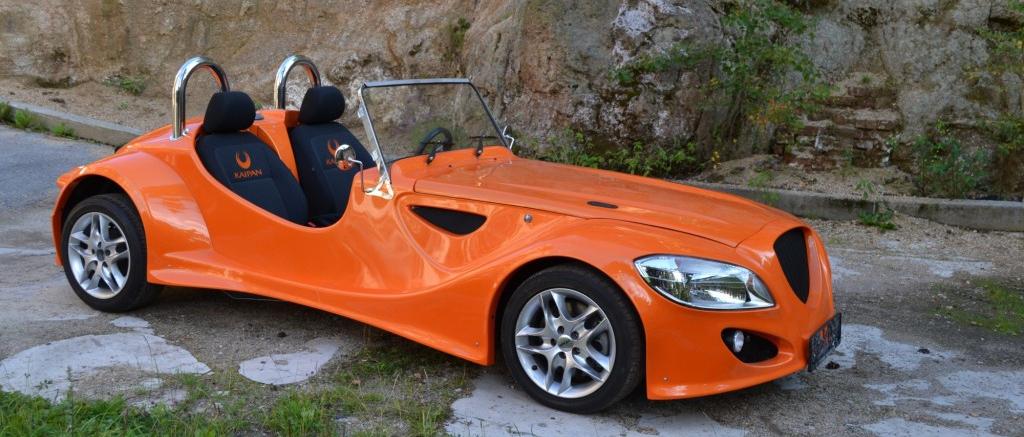 PODPORA ŠKOLSTVÍ A ROZVOJE STUDENTŮ Vítr ve vlasech je tu zpět. Nový starý roadster. Nový vzhled a starý princip. Nový podvozek a auto sedí v zatáčce jak přilepené.