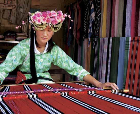 UMĚNÍ A KULTURA 49 jako krajinomalba. Při meditaci nad mlhou, prostorem a horami se uvolňují stavidla čínské estetiky s její elegancí a kompozicí. Krajinomalba se v Číně objevila již ve 4. století n.
