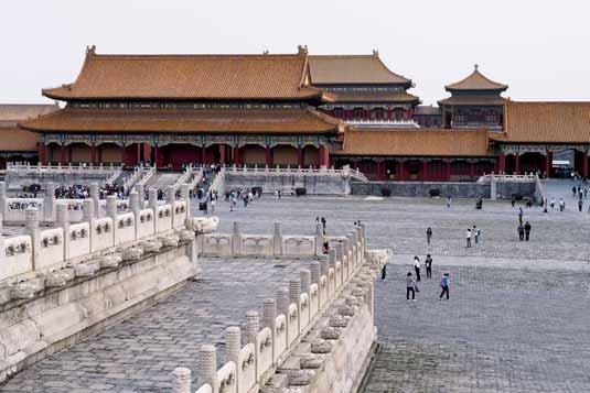 60 PEKING Zakázané město Zakázané město (Zijin Cheng), toto sídlo císařů dynastií Ming a Qing je jednou z nejpřitažlivějších a nejskvělejších čínských památek.