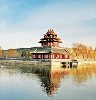 66 PEKING Věž na hradbě okolo Zakázaného města v zimě. jak resit zeleny ramecek dole? Několik síní v paláci nyní slouží k výstavám.