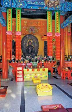 80 PEKING Další chrámy v Pekingu Peking je posetý nejrůznějšími náboženskými ob jekty muslimskými, buddhistickými, taoistickými a křesťanskými.