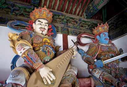 82 PEKING Čínští bohové a bohyně Patronát nad posvátnem má v Číně mnoho božstev.