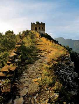 90 PEKING ZÁŽITEK: Výlet na úsek Velké zdi Jiankou Pokud chcete vidět Velkou čínskou zeď nedotčenou, nezkomercializovanou a správně ošuntělou (tak, jak má vypadat), vydejte se na úsek Jiankou v