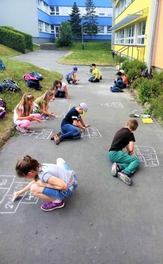 Co dodat, naše obecenstvo si nejen hravou formou připomnělo probírané učivo, ale hlavně jsme se všichni dobře bavili! Mgr.