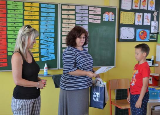 Kresby byly umístěny na plotě hřiště u Dudlíkovníku nedaleko zastávky Na Vartě.