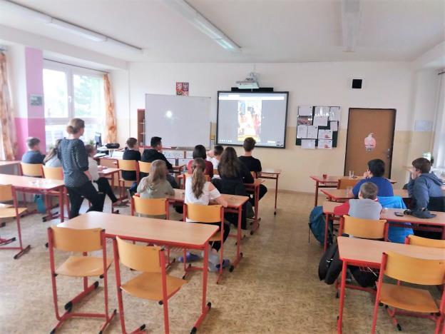 si řekl: Parlament musí být nuda! Ale není. Potkáte tu milé lidi, dáváte návrhy a hlasujete. Máte pak pocit, že i když tu třeba nejste oblíbení, podílíte se na chodu školy.