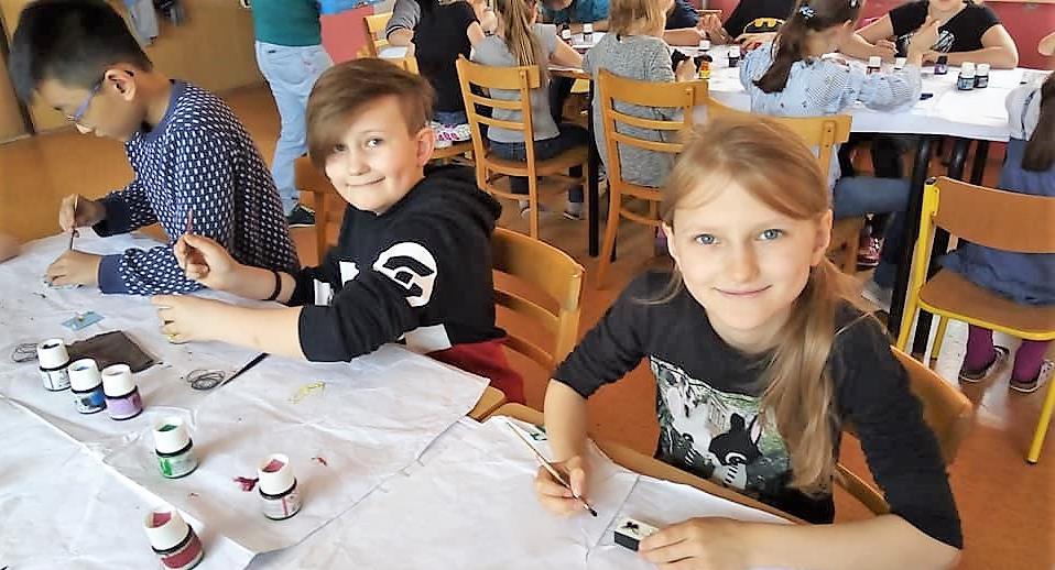 Tentokrát jsme vyráběli krásné šperky, kterými jsme obdarovali naše maminky k jejich svátku. Tvořivé odpoledne jsme si velmi užili a už teď se těšíme na další.