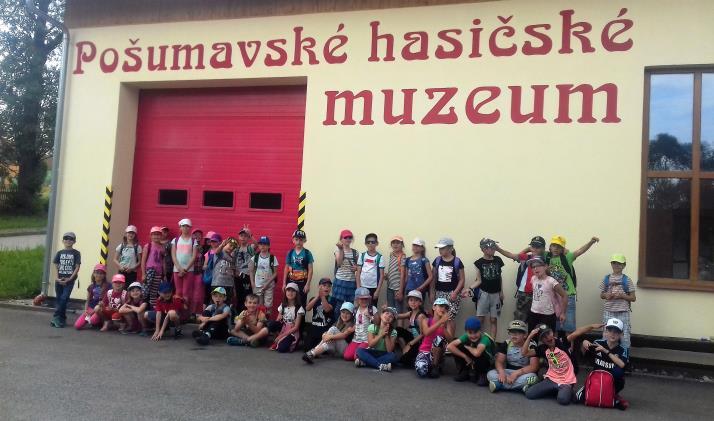 travnatém hřišti, nebo využít pískoviště a houpačky.