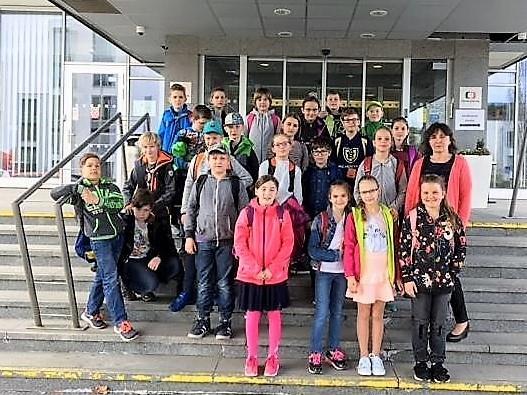 Ve čtyřech velkých televizních studiích se právě natáčely pořady Tam Tam, chystala se scéna pro pořad Sama doma.