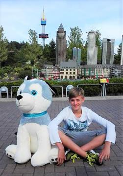 dostává se do různých dramatických situací jako nehody, padající mosty a laviny, kterými nakonec šťastně projede do cíle.