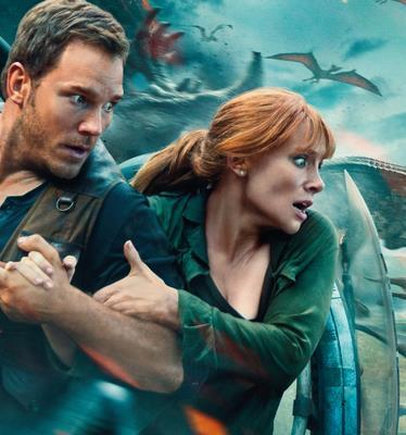 Děj plynule navazuje snahou lidstva o zabránění vyhynutí dinosaurů. Na ostrově Isla Nublar má totiž dojít k výbuchu sopky, který má celý druh zahubit.