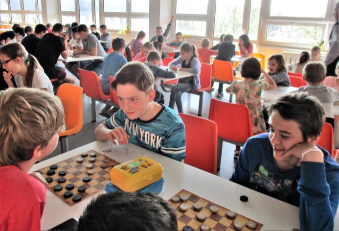Jednotlivé panely dětem přibližují život v různých zemích. Mgr.