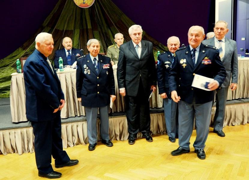 Za KVV Holešov vystoupil plk. v. v. J. Dufek, který pozdravil naše výroční zasedání a krátce pohovořil o činnosti 7. výsadkového pluku zvláštního určení a seznámil přítomné s činností KVV Holešov.