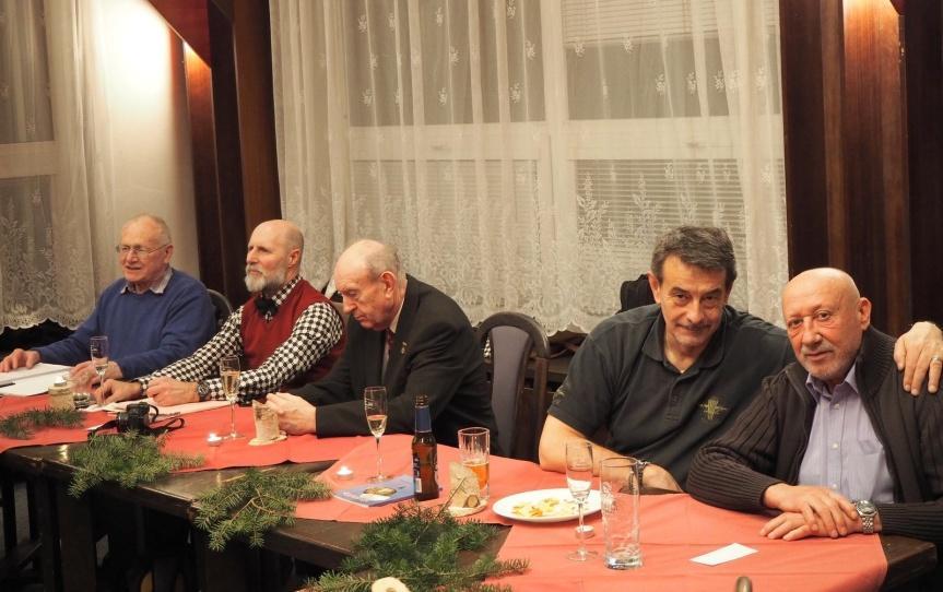 Deváté paravánoce za těchto okolností byly hezké a připravené v pohodě. Tak i proběhly, nic se nerozlilo, nerozbilo, nikdo se neopil, bylo to fajn. Líbilo se to.