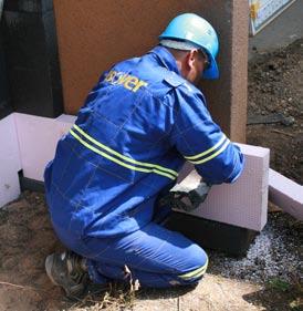 POPIS PRODUKTU A ZPŮSOBU POUŽITÍ Expandovaný polystyren (EPS) se vyrábí vypěňováním pevných perlí zpěňovatelného polystyrenu působením syté vodní páry do bloků, které se následně řežou na jednotlivé