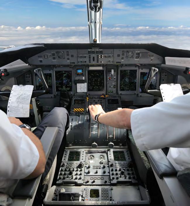 Letový úsek Úspěchy našeho letového úseku za uplynulý rok lze nejlépe charakterizovat čísly 4 262 letových hodin, 2 137 letů, 33 pilotů a 18 palubních průvodčí (na bázích v Praze a Bratislavě).