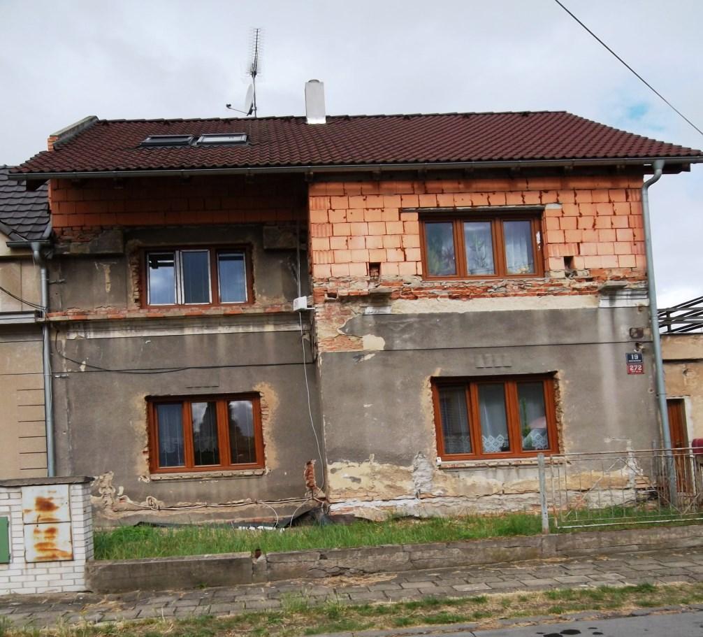 Č.j.: 2128505/18/2501-80541-507245 strana 2 (celkem 7) Jedná se o řadový koncový zděný rodinný dům, který je ve stavu nedokončené rekonstrukce.