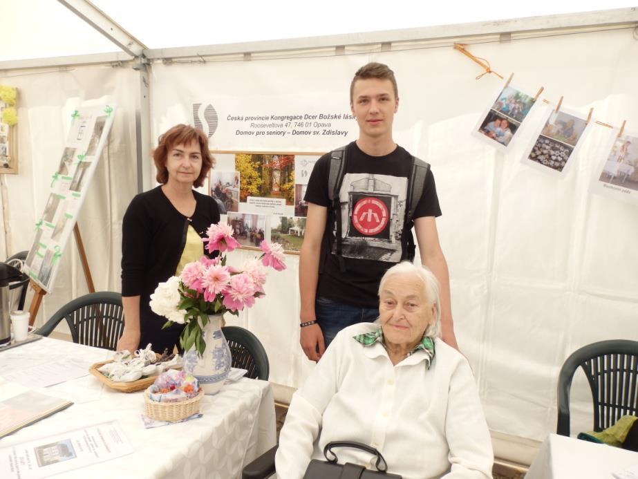 Pomocí a podporou je tým pracovníků přímé péče sociální pracovníci a pracovníci v sociálních službách (obslužná péče a výchovná - nepedagogická péče).