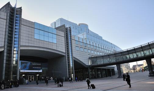 Podrobnější pohled na příjmy a na výdajové oblasti 40 Naše doporučení Komisi doporučujeme, aby: Evropský parlament přezkoumal svůj rámec pro monitoring čerpání rozpočtových prostředků přidělených