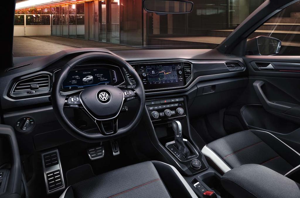Sebejistota vychází zevnitř. Za volantem nového vozu T-Roc Sport Vám bude okamžitě jasné, že jeho vnější vzhled plný síly má své opodstatnění.