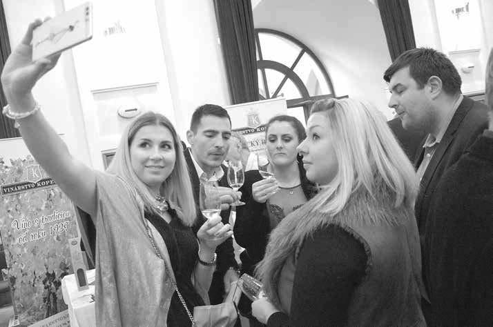 Barbora Lungová. Vojtěch Petratur se vyučil instalatérem, pracoval v Komunálních službách Uh. Ostroh. V těle mu kolovala krev rockera i bonvivána.