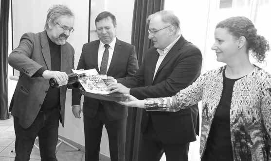 Ochutnávka gastronomických specialit se týkala Jarošovského piva, vína, křížal, koláčků a skalických trdelníků. (VRT) Kmotři nového Moravia magazinu Slovácko - krajský radní Jan Pijáček a starosta Uh.