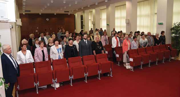 Slavnostní zakončení studia seniorů Absolventi oboru Člověk a zvíře Slavnostní předání osvědčení Fakulty veterinárního lékařství se uskutečnilo za přítomnosti prof.