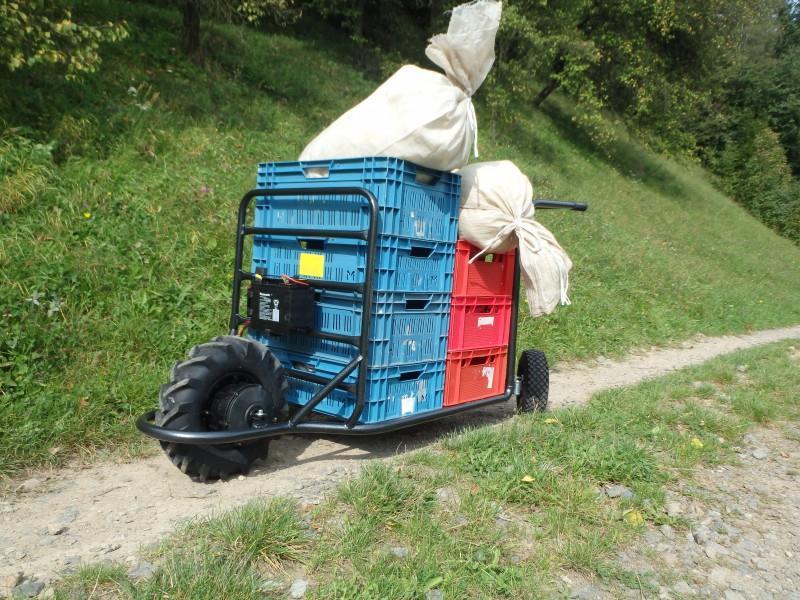 Přepravní vozík, na který se vejde až osm bedýnek, dvě zahradnické bedýnky za sebou, na výšku se dají tedy naskládat čtyři bedýnky na