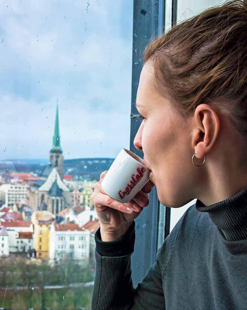 Cestování po ČR 23 STYLOVÁ ZÁSOBOVAČKA Jmenuje se Jana a už 11 let zásobuje na koňském povozu vybrané hospůdky pivem přímo z pivovaru. Znám ji od vidění.