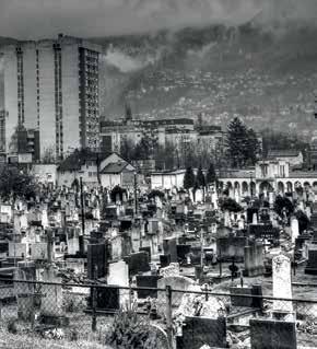 Vůbec minaretů v celém Sarajevu, které se tyčí mezi zástavbou jako špičaté jehly, napočítáte desítky, ne-li rovnou stovku.