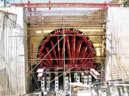 Obr. 3 Bednící díl savky Fig. 3 Formwork component of the draft tube Přívodní kanál využívá konstrukci stávající plavební komory o šířce 8 m 