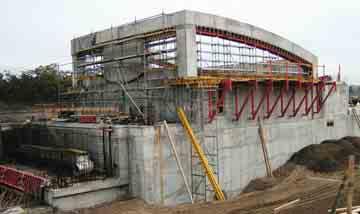Obr. 9 Vtok po odbednění Fig. 9 Inlet after the formwork was removed Obr. 10 Vyztužování horní části bloku vtoku k uváděcímu kolu Fig.