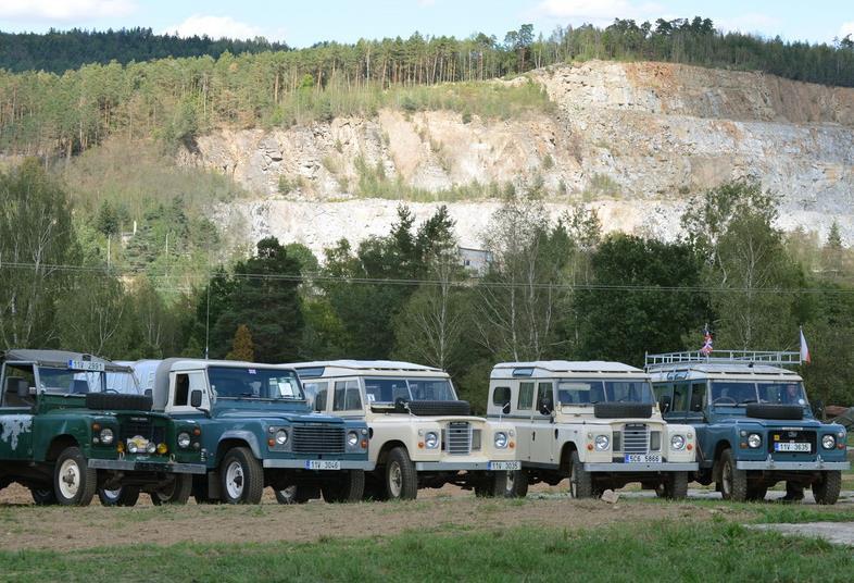 Na letošním srazu byly k vidění vedle ikonických modelů i další typy, například vojenská sanitka, různé verze Land Roverů 88 či 109, pick up nebo hasičské auto dovezené z Rakouska.