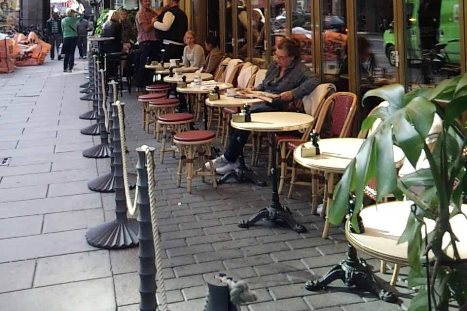Deky na židlích restaurací vytvoří kolem jeho těla izolační vrstvu. obr.