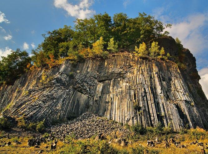 ÚVODNÍ SLOVO OLDŘICHA BUBENÍČKA, HEJTMANA ÚSTECKÉHO KRAJE Vážení a milí čtenáři, máte opět po roce před sebou výroční zprávu, která je shrnutím loňského roku a zároveň připomenutím, co významného a