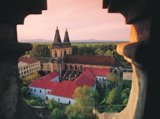 ÚVODNÍ SLOVO MILANA ZEMANÍKA, ŘEDITELE KRAJSKÉHO ÚŘADU ÚSTECKÉHO KRAJE Milí občané, milí kolegové, na následujících několika stránkách budete stručně seznámeni s činností Krajského úřadu Ústeckého