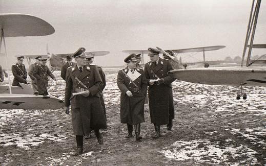 OKUPACE A DRUHÁ SVĚTOVÁ VÁLKA Přišel neblahý rok 1938 a za ním rok osudový: 1939. V důsledku zrady našich západních spojenců se po okleštěné republice začala prohánět německá soldateska.