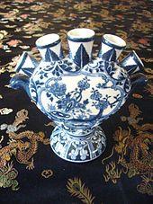 Delftská fajáns: Delftská fajáns keramika z bílé hlíny s bílou glazurou a kobaltovým dekorem
