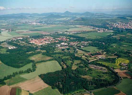 PAMÁTNÍK TEREZÍN A JEHO SLUŽBY NÁVŠTĚVNÍKŮM Objekty a areály spravované Památníkem Terezín představují ojedinělý muzejní komplex, který je každoročně cílem statisíců lidí.