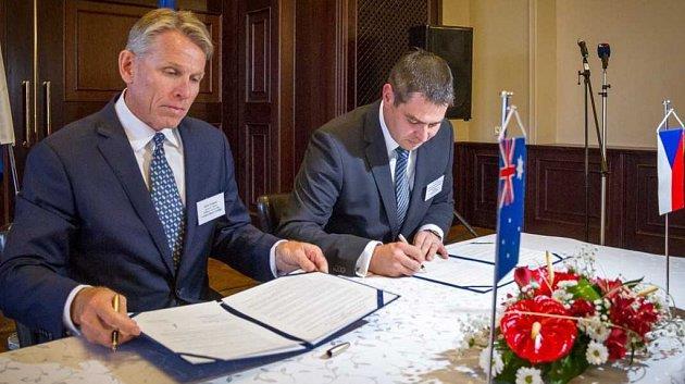 Lithium hýbe českou politikou i byznysem Dva týdny před volbami podepsala společnost European Metals memorandum o spolupráci s ministerstvem průmyslu a obchodu při těžbě lithia na Cínovci.